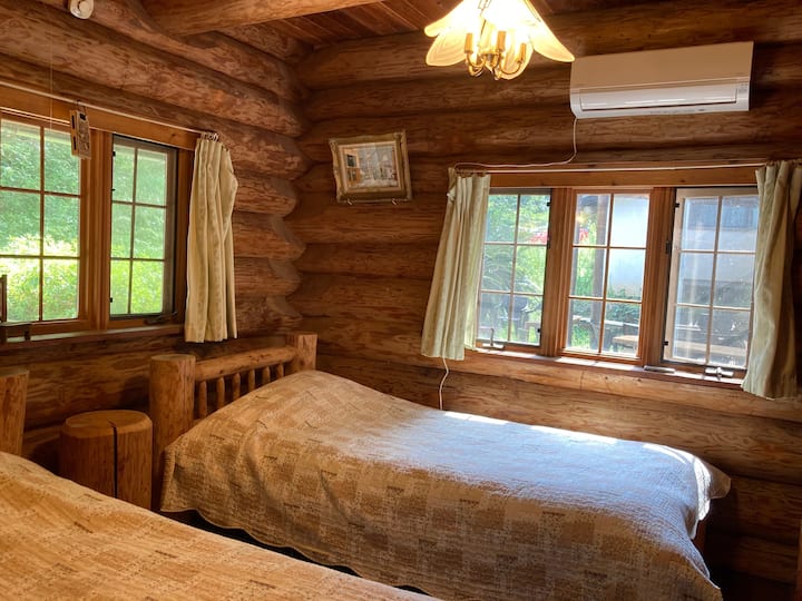 Sovrum A på bottenvåningen
Den har två sängar och luftkonditionering.