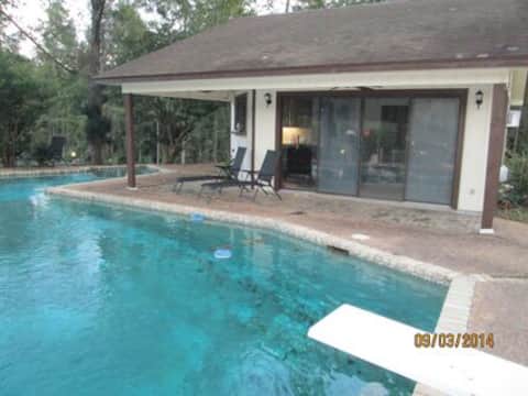 Pool House located minutes from the city!