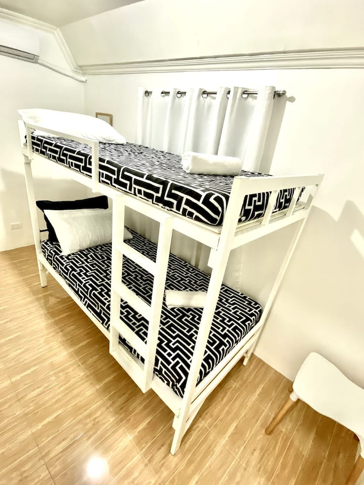 Spálňa (izba 2) - 1 poschodová posteľ, klimatizácia rozdeleného typu a 2 matrace navyše sú k dispozícii na požiadanie.