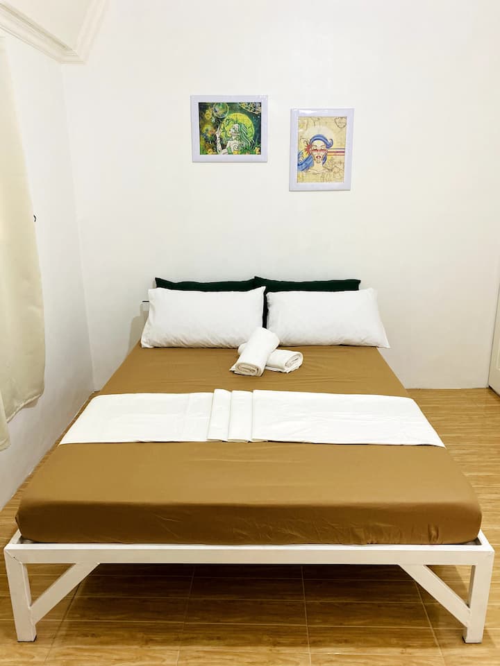 Spálňa (izba 1)  - manželská posteľ veľkosti Queen.