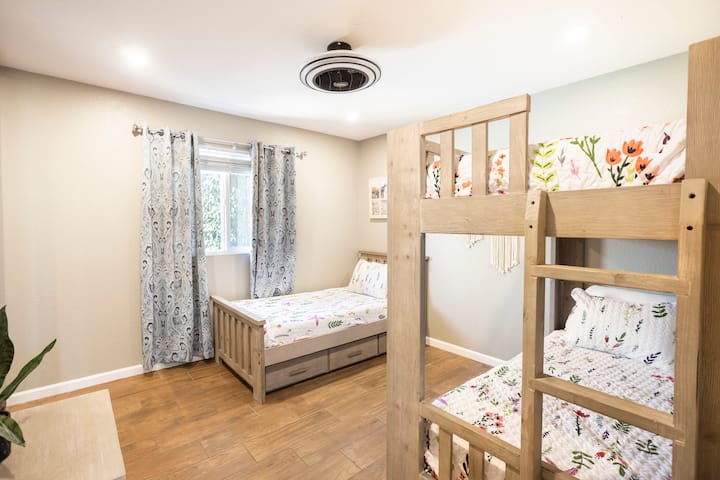 Badilisha sleepovers katika jasura na kitanda cha kusisimua cha bunk na kuanzisha godoro 2 moja, iliyoundwa kwa ajili ya starehe ya watoto. 