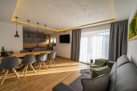 Luxury apartment in a top location, mountain view, large garden