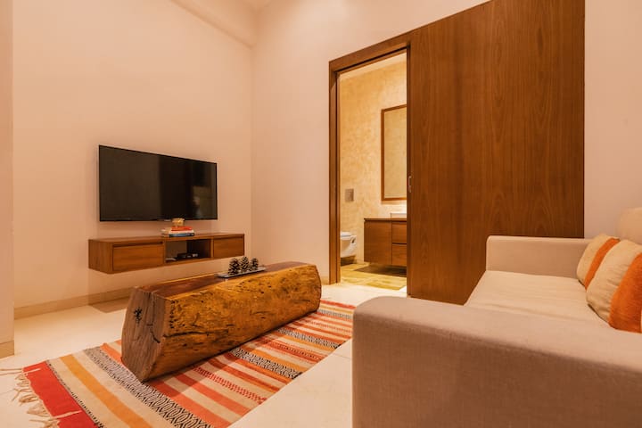 ✨Warm and compact lounge with a rustic coffee table, striped rug and smart TV-ideal for winding down✨