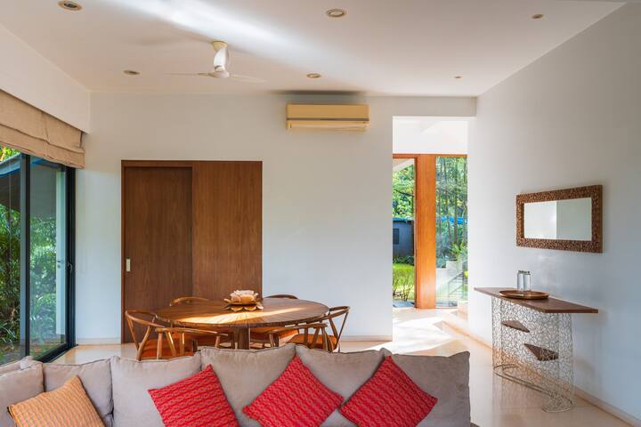 ✨A sunlit living and dining corner with earthy tones, warm wood textures and a cozy vibe-ideal for laid-back gatherings✨