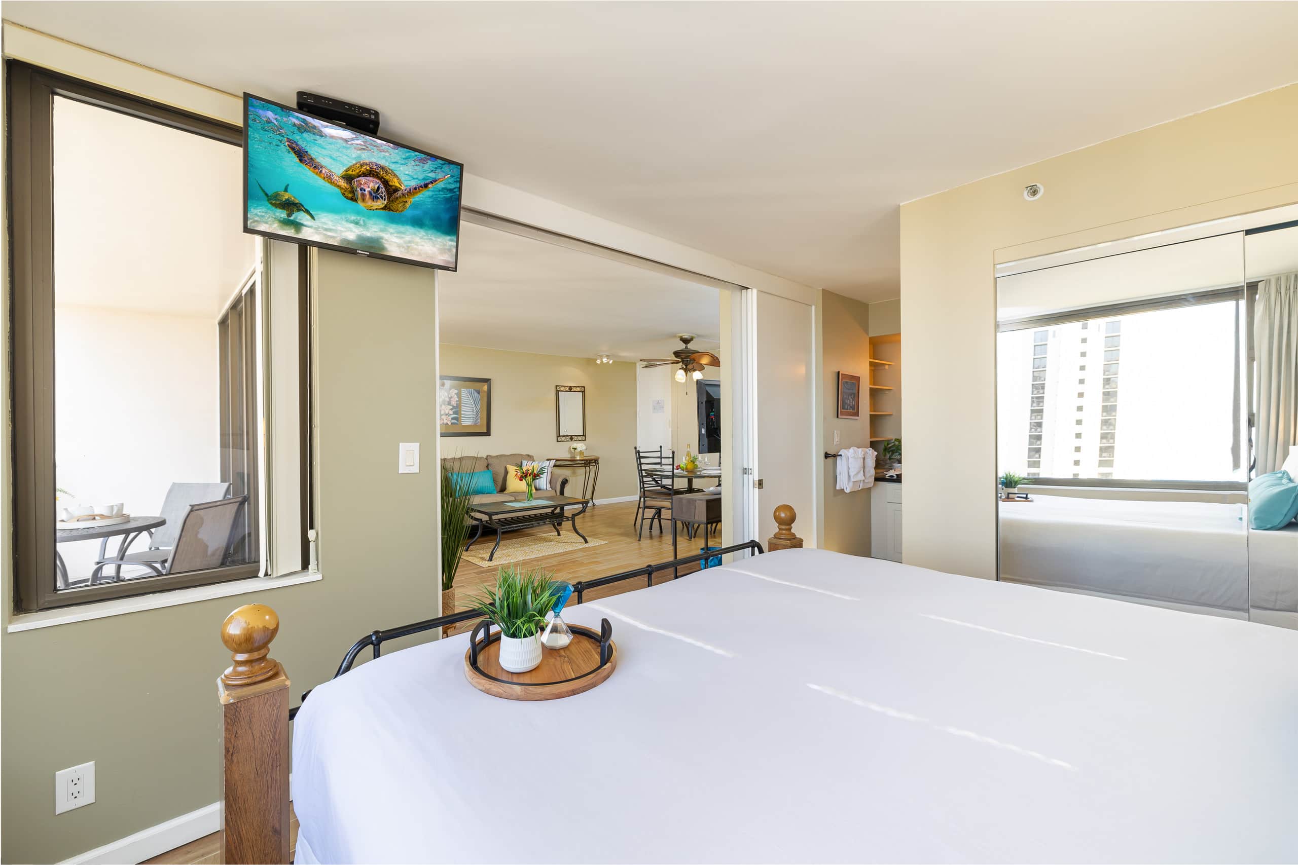 Condo in Honolulu · ★4.82 · 1 bedroom · 2 beds · 1 private bath - Image 17