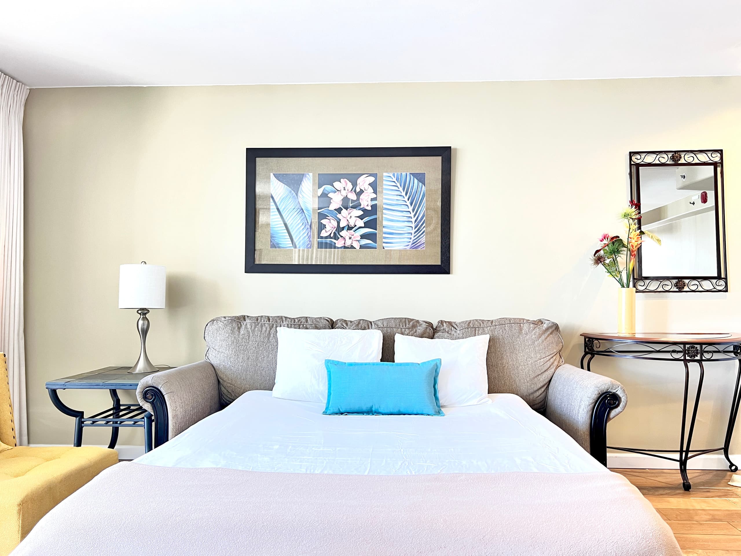 Condo in Honolulu · ★4.82 · 1 bedroom · 2 beds · 1 private bath - Image 6