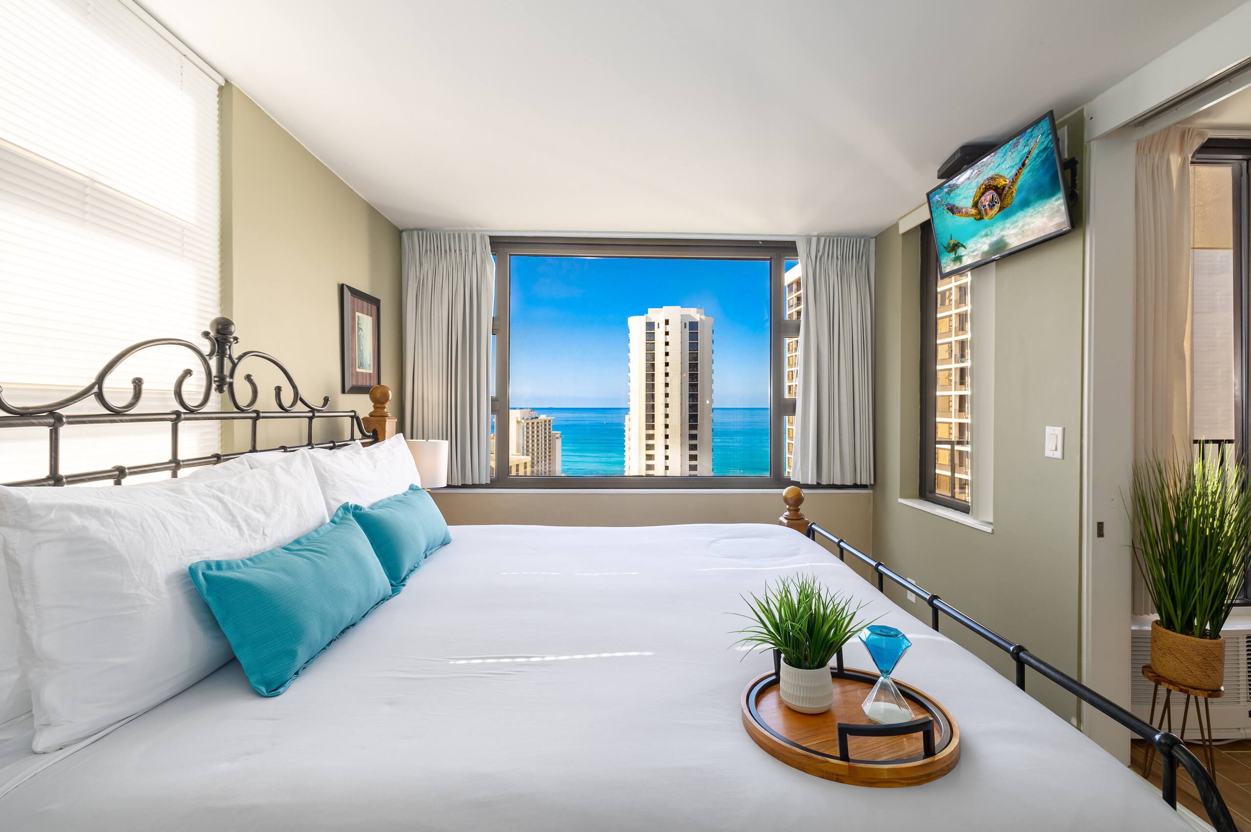 Condo in Honolulu · ★4.82 · 1 bedroom · 2 beds · 1 private bath - Image 13