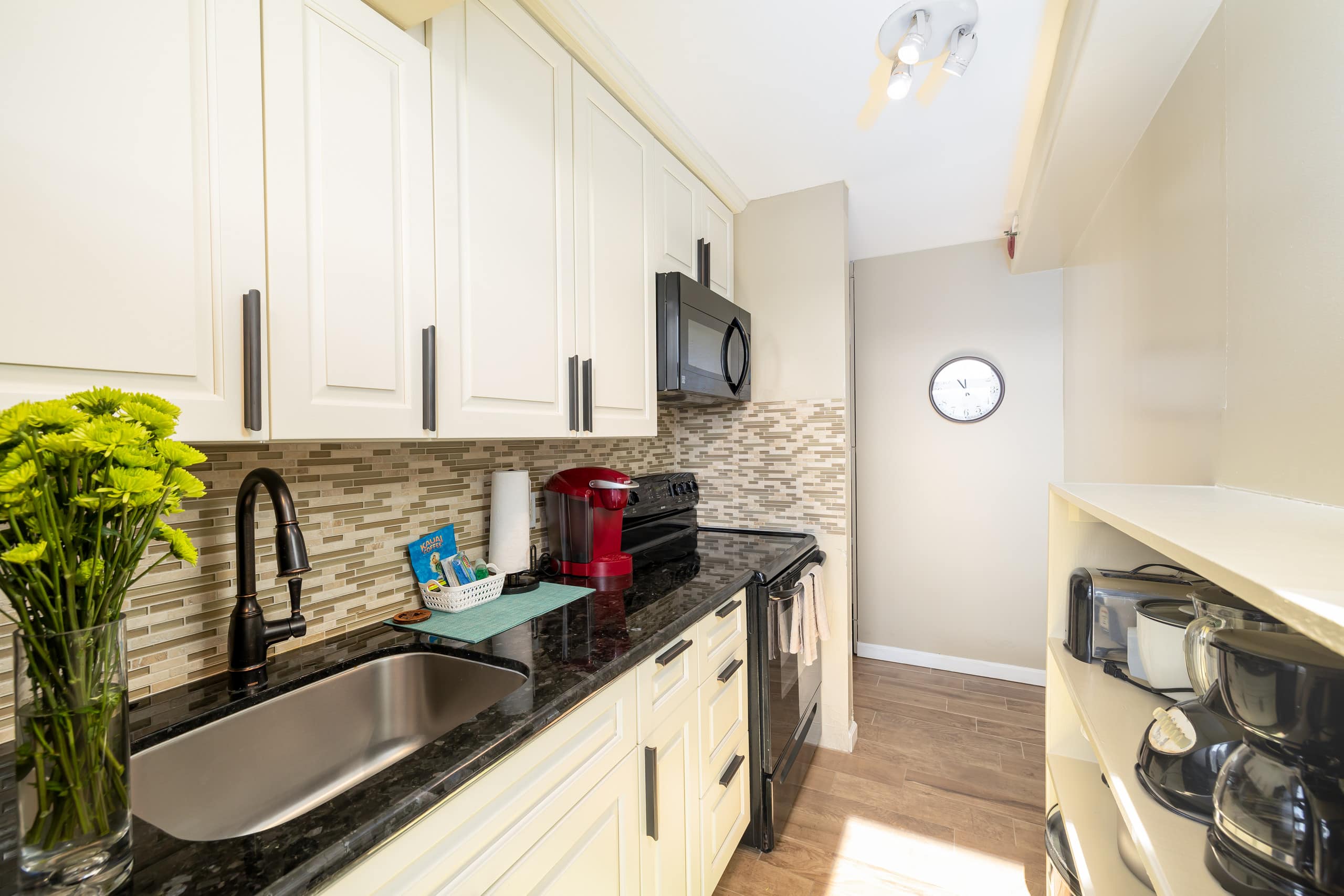 Condo in Honolulu · ★4.82 · 1 bedroom · 2 beds · 1 private bath - Image 7