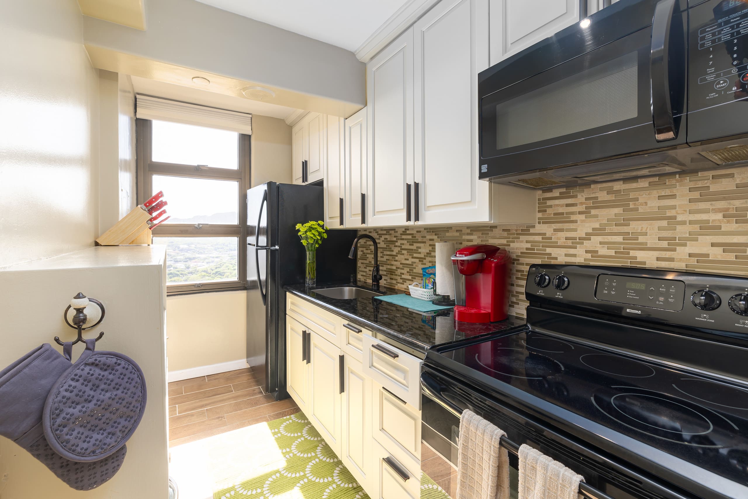 Condo in Honolulu · ★4.82 · 1 bedroom · 2 beds · 1 private bath - Image 8