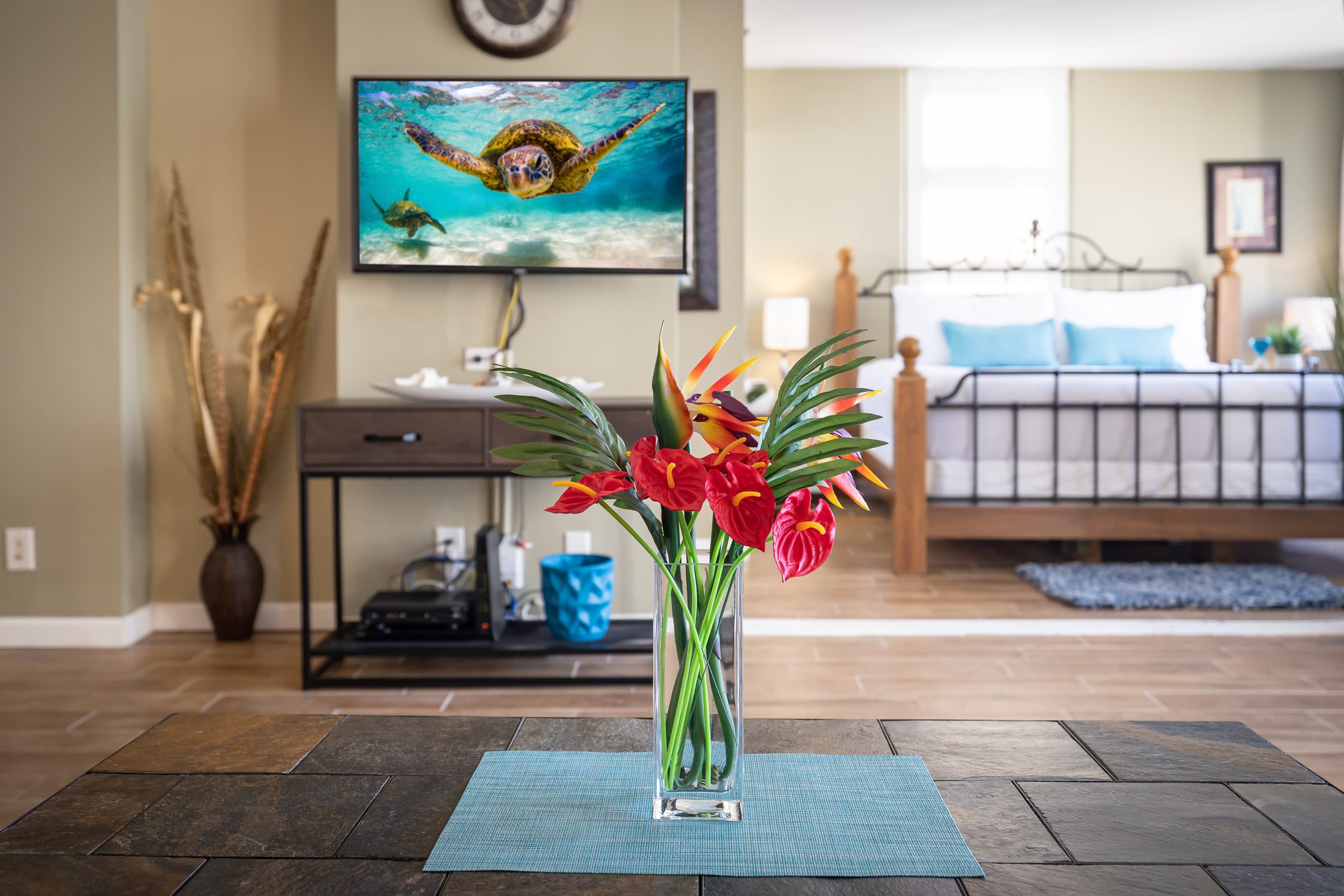 Condo in Honolulu · ★4.82 · 1 bedroom · 2 beds · 1 private bath - Image 4