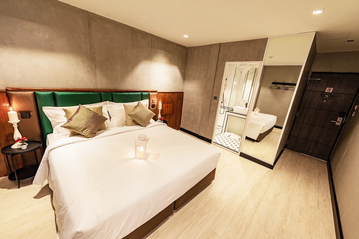 Kingsize bed, slaapkamer.