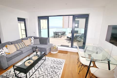 Modern Holiday Home in Worthing with Sea View