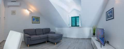 Top Airbnb: Lovely new apartment with two terraces! in Općina Pučišća