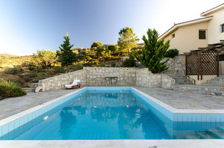 7 bedroom villa with pool gallery image 4