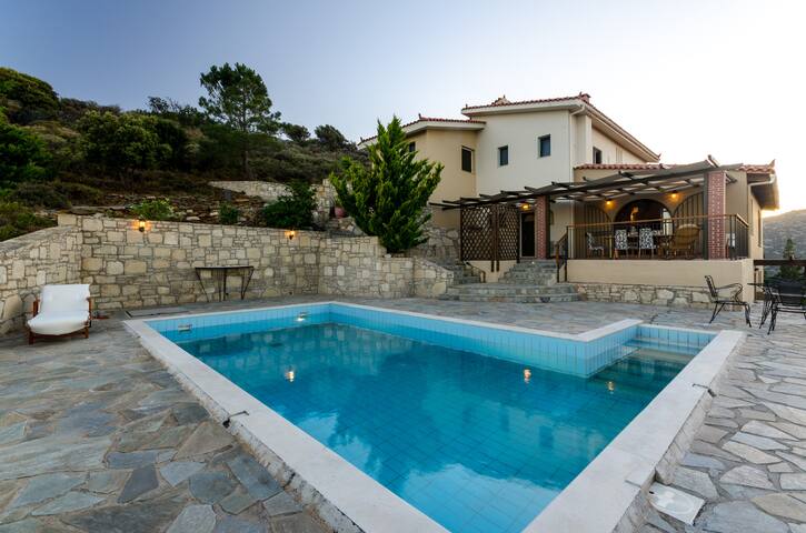 7 bedroom villa with pool gallery image 5