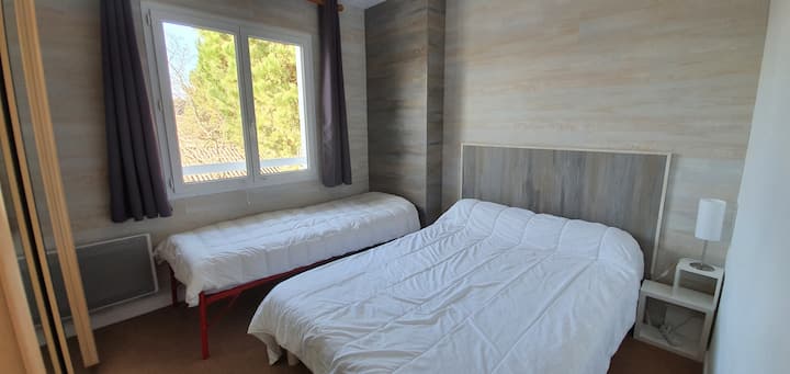 DORMITORIO 2 con AIRE ACONDICIONADO y un gran armario con espejo.