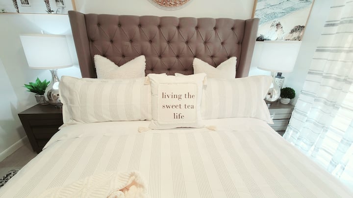 Vyumba vya kulala maridadi vyenye Mto wa Juu wa Kifahari