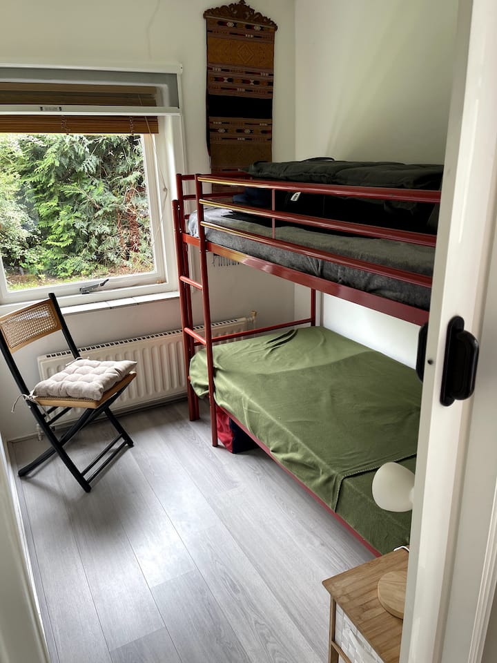 غرفة النوم الثالثة: سرير بطابقين قوي. شاشة جيدة موجودة.