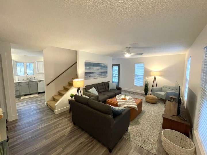 Quiet 3 Bedroom Cottage - Steps From Lake Michigan - Muskegon, MI