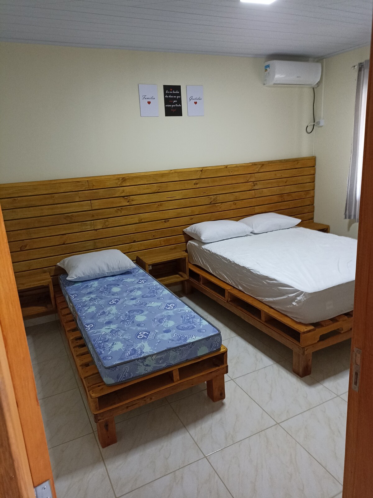 Dhomat tona janë të bollshme me pamje panoramike në dritare me një prekje unike mobiliesh të bëra me kaq shumë dashuri  për t 'u çlodhur me të vërtetë, të gjitha me ajër të kondicionuar ❄️ me dollap dhe ndriçim elektronik qirinjsh në çdo dhomë 