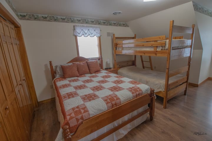 Спалня на горния етаж с двойно легло queen size, 2 единични легла (двуетажно легло), телевизор, колекция от детски филми