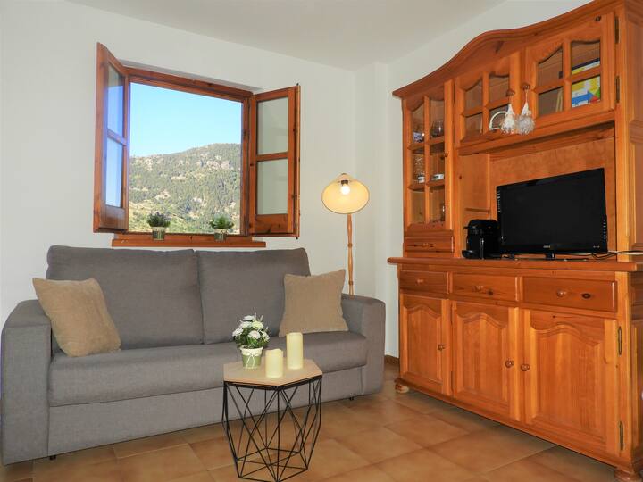 הסלון הנוח המשקיף על ההרים מאפשר לכם להמשיך ליהנות מהשהייה גם אם היום בחוץ לא מלווה אתכם.