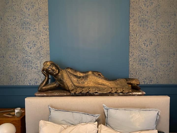 Главна спална соба со брачен кревет (широк 180-220 см)