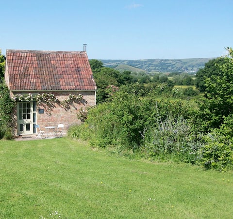 Ian's Cottage, Wedmore - country cottage for two