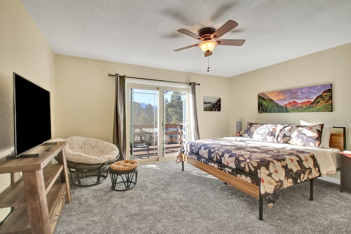 Chumba kikuu cha kulala chenye sitaha ya kujitegemea kinachoangalia kilele cha Pikes