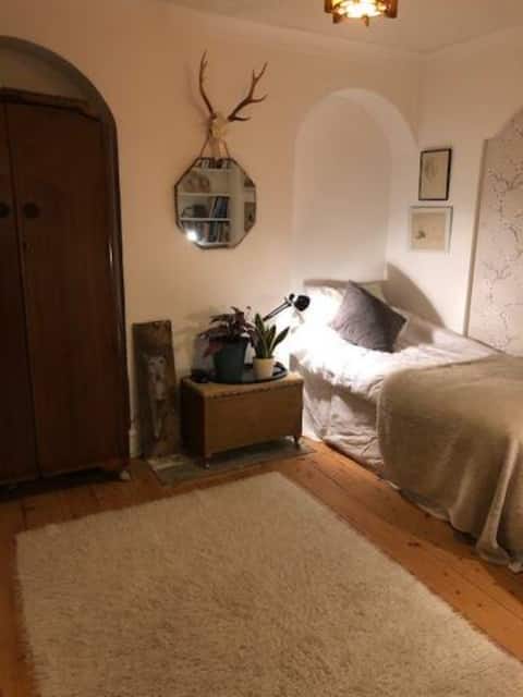 Room in peaceful house - central Frome