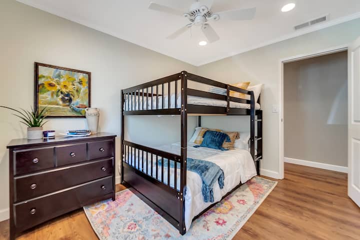 Poschodové postele pre zábavu, vešiaky na spanie, ale sú to plné postele pre pohodlie.  Je to trundle s dvojitým rolovaním.