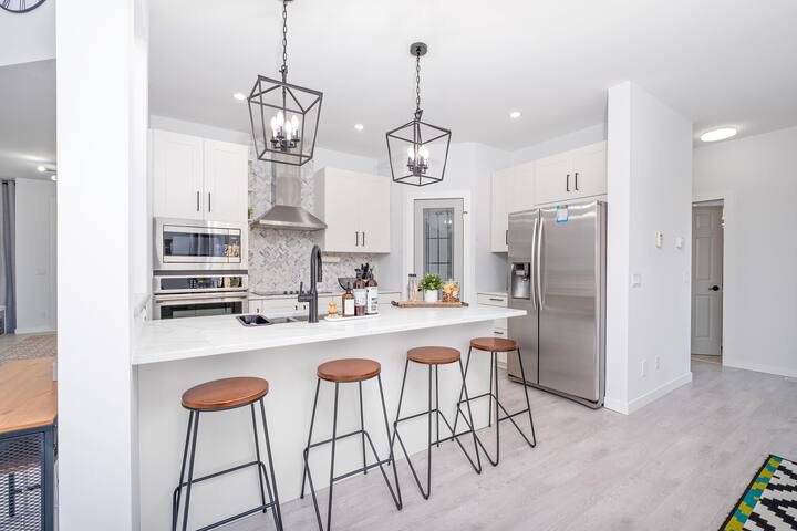 Luxury lifestyle in trendy location, king bed gallery image 3