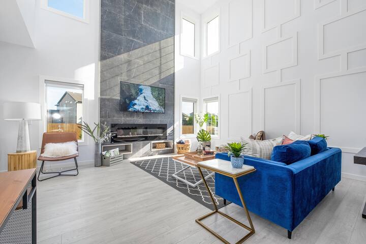 Luxury lifestyle in trendy location, king bed gallery image 2