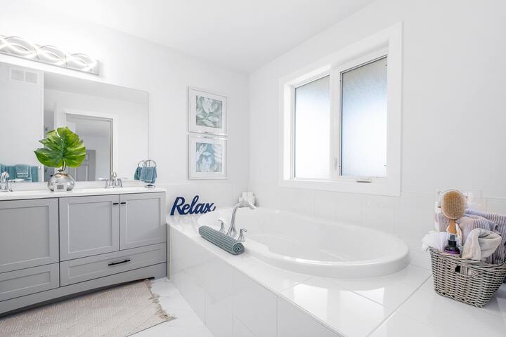 Luxury lifestyle in trendy location, king bed gallery image 5