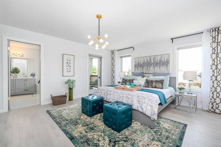 Luxury lifestyle in trendy location, king bed gallery image 4