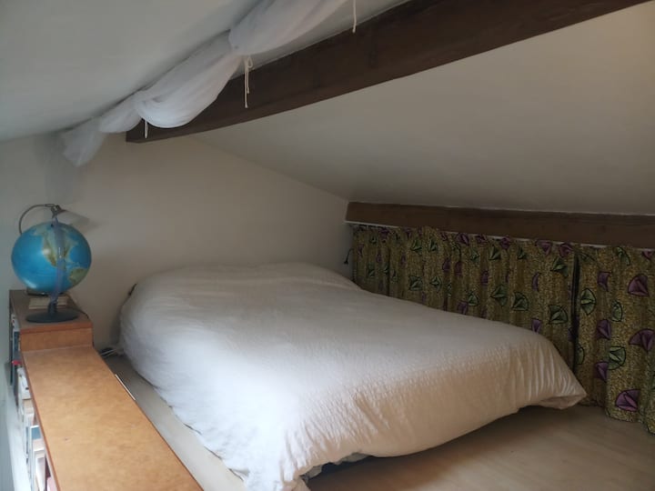 საძინებელი მანსარდაში, ანტრესოლში, რომელში მოსახვედრადაც საჭიროა გადმოსაშლელი კიბის გამოყენება