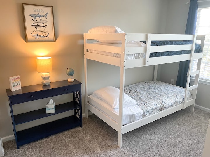 Kid's Room with two sets of bunk beds