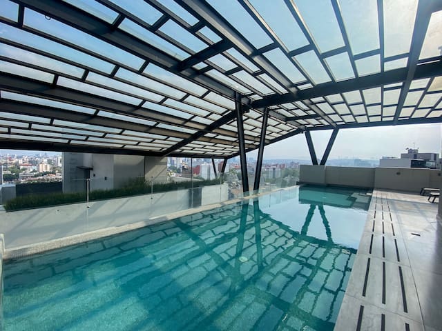 Luxurious and centric 3BD with pool and gym