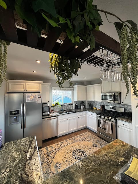 Midtown 4-Bed 3-Bath 2000 sq/ft House HOTTUB