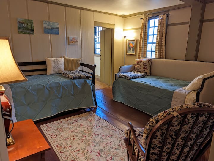 2nd floor room with 2 twin beds.