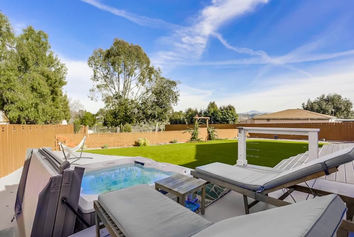 Stunning! Lrg Mdrn-Huge Backyard/Outdoor-Hot Tub