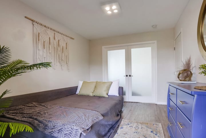 Cuarto dormitorio - Sofá cama de tamaño completo - Acceso al patio trasero