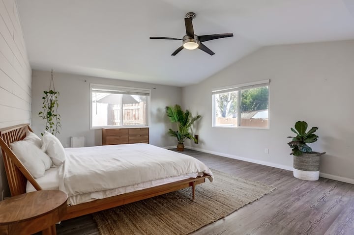 Dormitorio principal con cama tamaño king con baño privado, acceso privado al patio trasero y puerta para perros.