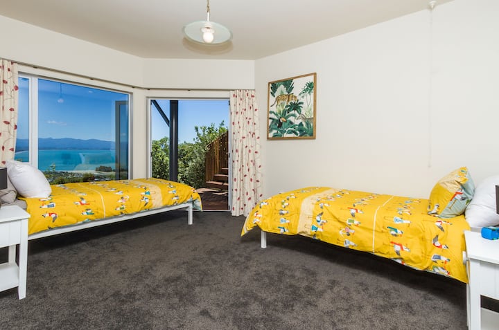 Dormitorio 4 (en la planta baja) con camas individuales + individuales, que se abre a la terraza de la planta baja y a la zona de la piscina del spa.