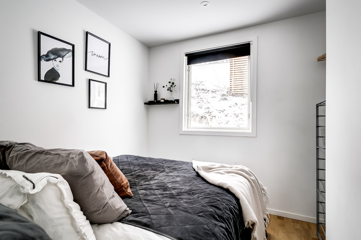 ผ่อนคลายและเพลิดเพลินกับการนอนหลับฝันดีบนเตียงคู่ของคุณที่นำไปสู่ห้องครัว/ห้องนั่งเล่น
