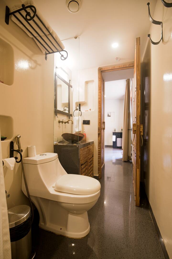 Full bathroom 1 image 2