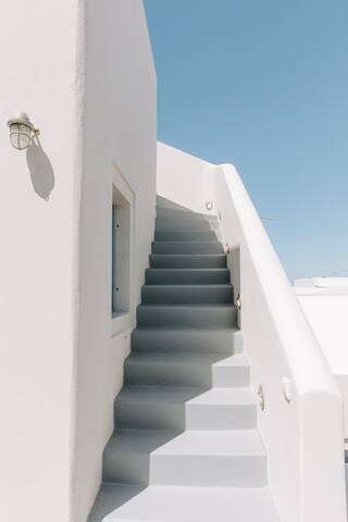 The Blue Door Oia villa by Spitia gallery image 3