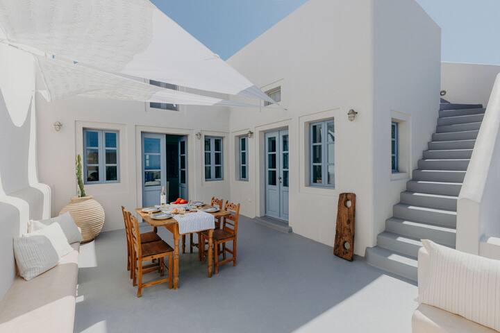 The Blue Door Oia villa by Spitia gallery image 4