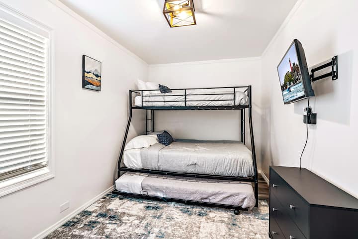 غرفة النوم 3 - سرير بطابقين ، اسحب سرير متحرك من الأسفل. خزانة صغيرة مع رفوف ورفوف. خزانة صغيرة ، تلفاز ناري