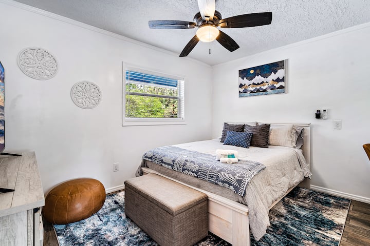 غرفة النوم الثانية - سرير بحجم كوين وتلفزيون روكو بمقاس 55 بوصة وخزانة ملابس مفتوحة ومكتب جانبي مزود بمرآة ومرآة مكياج ومجفف شعر مثبت على الحائط